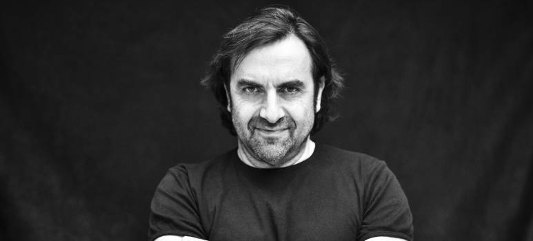 Portrait d'André Manoukian en noir et blanc