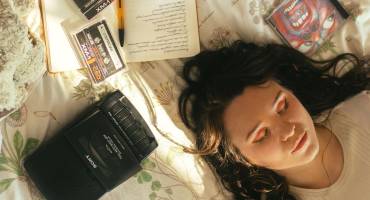 Ana talks to the wind ©Louna Drouin