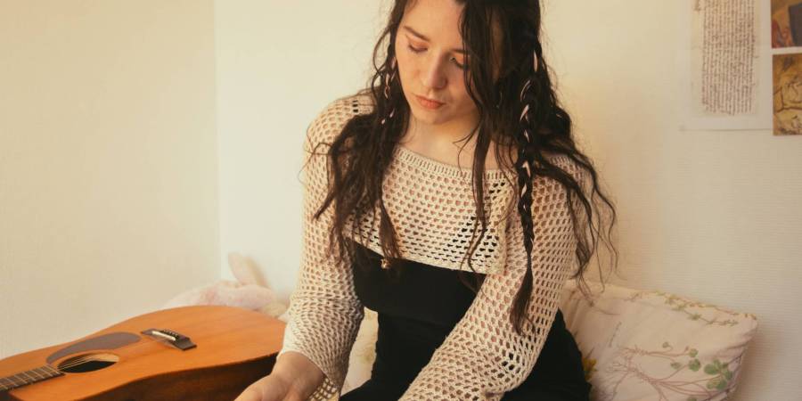 Ana talks to the wind ©Louna Drouin