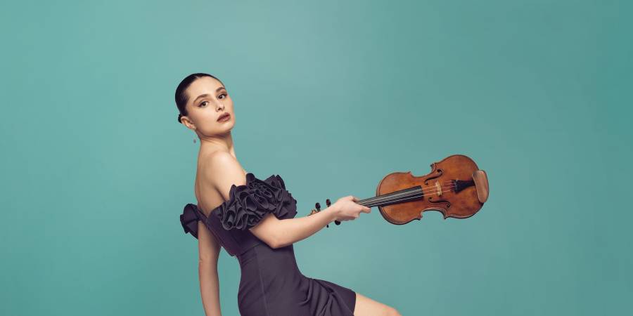 ESTHER ABRAMI COVER ©FLORIANSAHEZ
