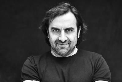 Portrait d'André Manoukian en noir et blanc